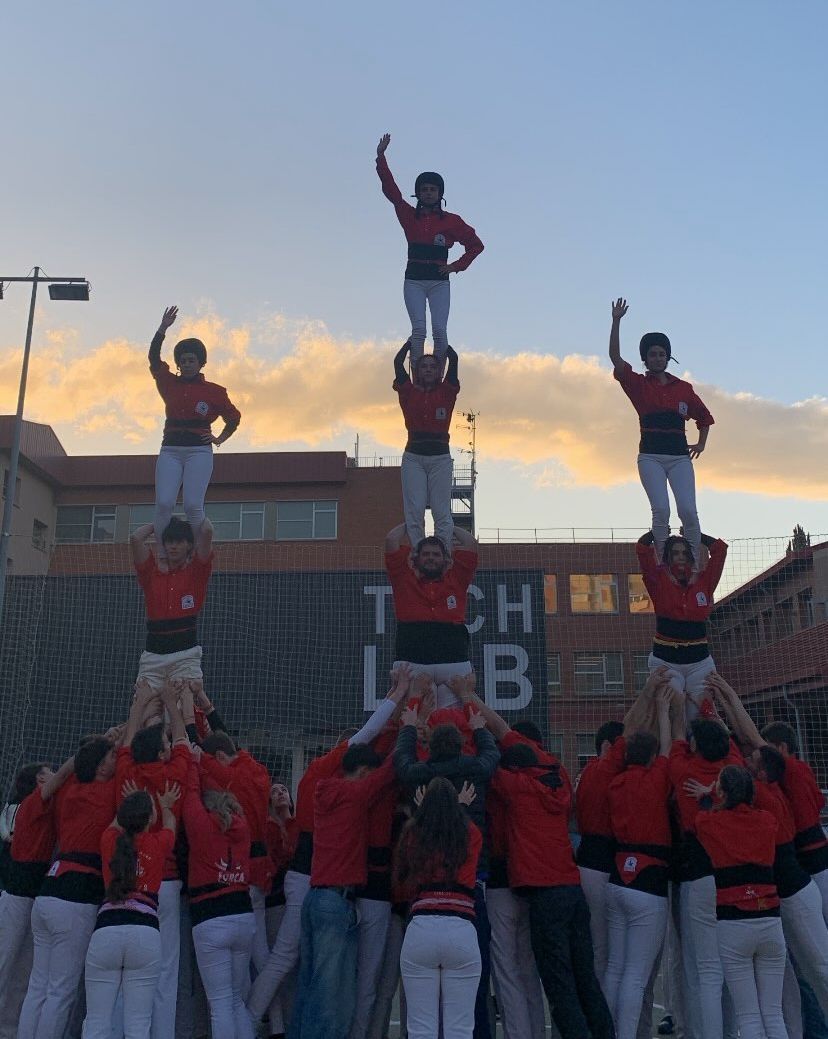 Ja passada la ressaca i encara païnt el gran diadot d'ahir, toca fer una mica de resum del que vam viure a Manresa! 😋😋

Normalment faig un sol post però la situació mereix un per cada castell. (Així també afegeixo dades)

Vam començar la diada amb un Vano de 4! 😍