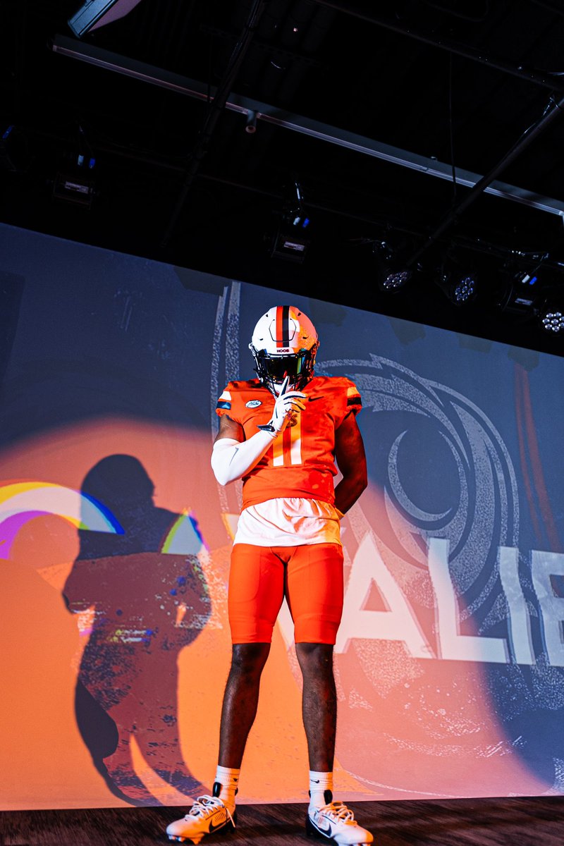 MaddoxMarcellu3's tweet photo. 1000% Commited!!! Blessed to be apart of family! Appreciate all the love and support shown from HooNation⚔️🙏🏽 #AGTG #GoHoos https://t.co/jhhdY3Ize5