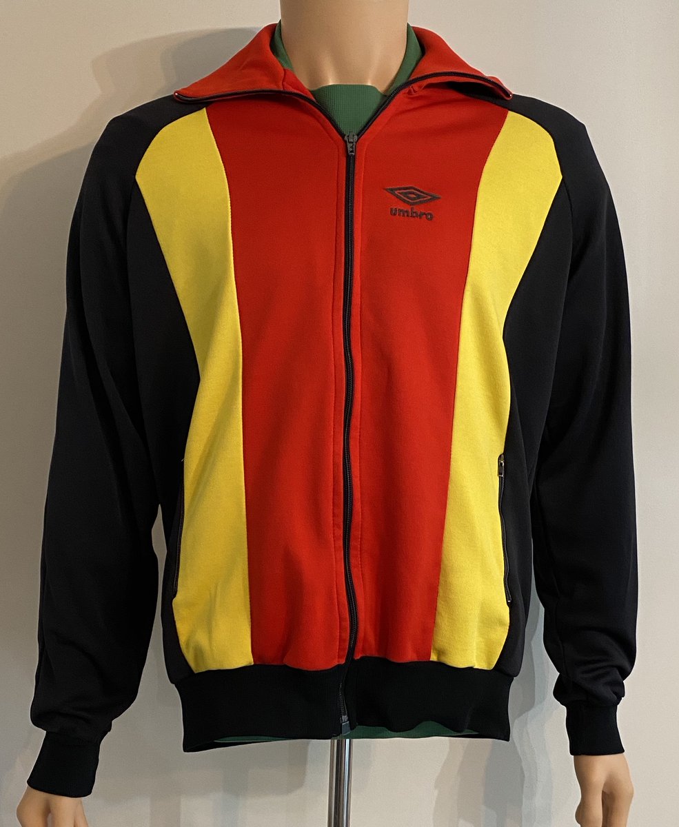 Watford Gold Christmas Triple for 19th December:
💛 Will Hughes match-worn FA Cup shirt (Man Utd 2021)
🖤 Official WFC 1996 Christmas card
❤️ Featured: 1979-81 Match-Worn tracksuit top
watfordgold.org.uk/catalogue_item…
#WatfordFC <a href="/DNSYE_podcast/">Do Not Scratch Your Eyes Watford FC Podcast 🐝</a> <a href="/hornet_heaven/">Hornet Heaven</a> <a href="/OldWatford/">Old Watford FC</a> <a href="/Observer_Owl/">Watford Observer</a>