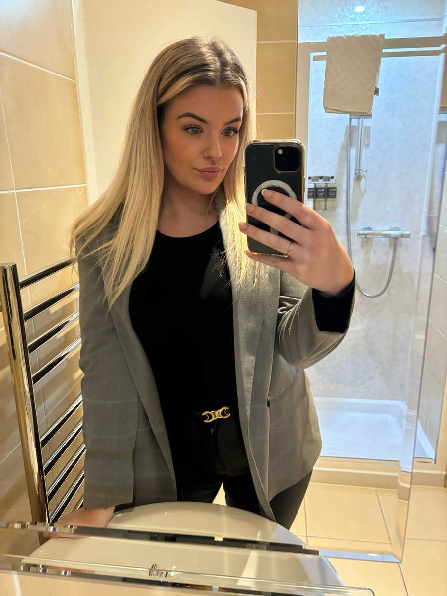 spoilchlo's tweet photo. Next drink is on you of course 💸 https://t.co/A3kwubCYYb