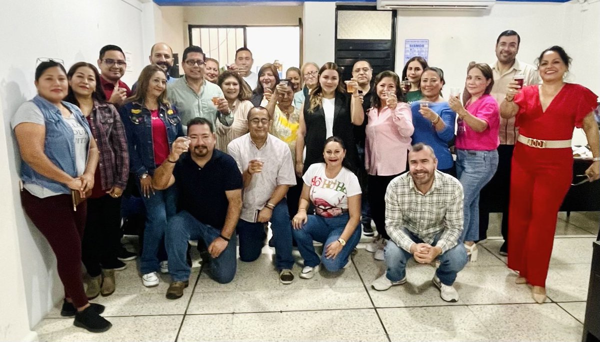Hoy todos los que formamos parte de la coordinación Centro Fraylesca del #Cobach compartimos el brindis de fin de año, un momento para reconocer todo lo logrado durante este 2024.

Gracias por el gran trabajo que hacen, infinitas gracias. ✨