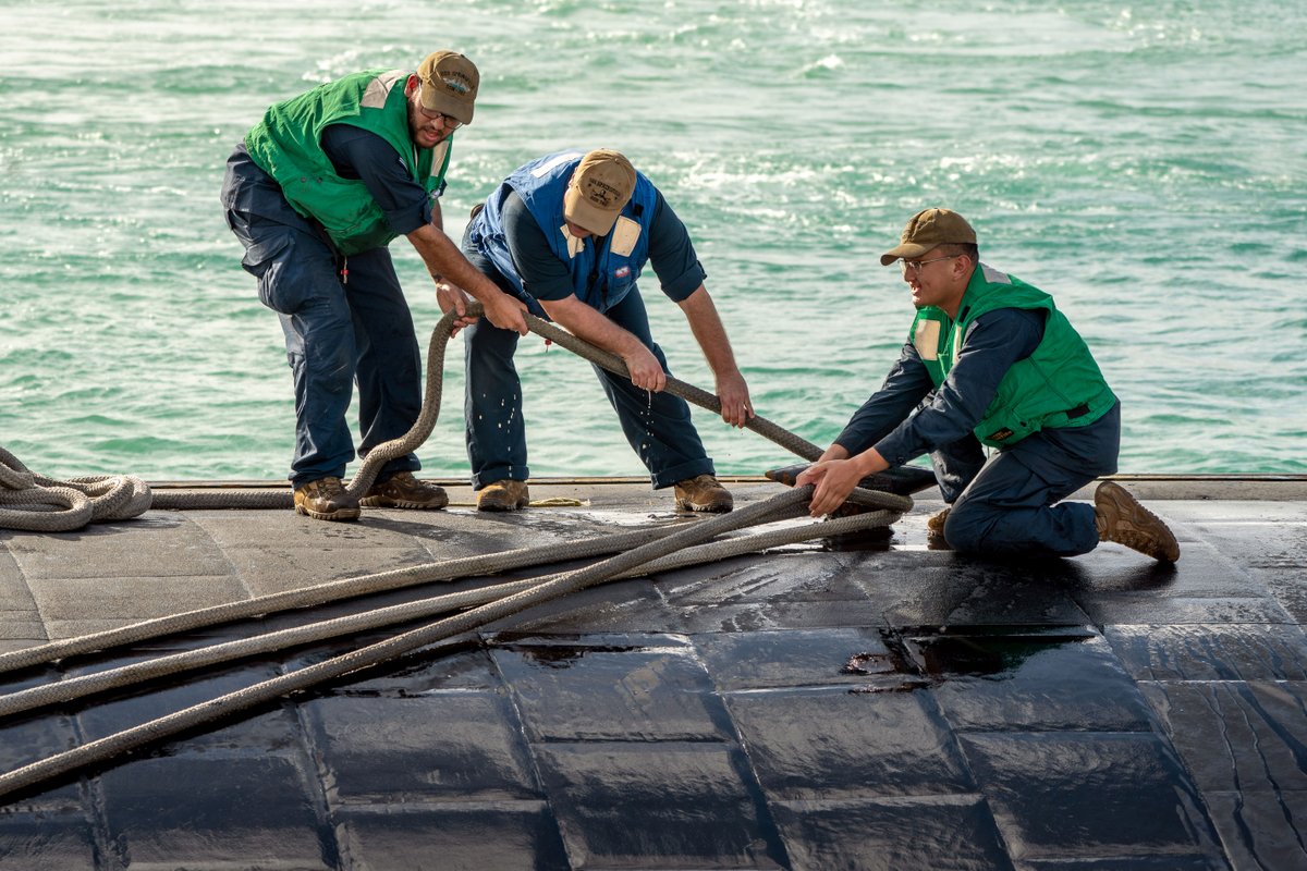 USNavy's tweet photo. #USNavyPhotosoftheDay:
1️⃣ @Gettysburg_CO transits Mediterranean Sea @USNavyEurope
2️⃣ @CVN70 #VERTREP w/ #HSC4 in Philippine Sea, 3️⃣ #NMCB3 conducts helo dunker training in Okinawa and 4️⃣ #USSSpringfield #SSN761 moors at Naval Base Guam in @US7thFleet
👉 https://t.co/aZddB6hxYf https://t.co/VKADNJx3MD