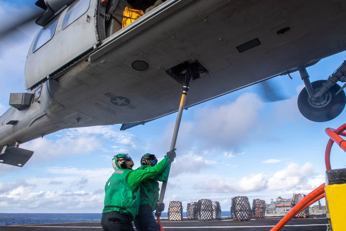USNavy's tweet photo. #USNavyPhotosoftheDay:
1️⃣ @Gettysburg_CO transits Mediterranean Sea @USNavyEurope
2️⃣ @CVN70 #VERTREP w/ #HSC4 in Philippine Sea, 3️⃣ #NMCB3 conducts helo dunker training in Okinawa and 4️⃣ #USSSpringfield #SSN761 moors at Naval Base Guam in @US7thFleet
👉 https://t.co/aZddB6hxYf https://t.co/VKADNJx3MD