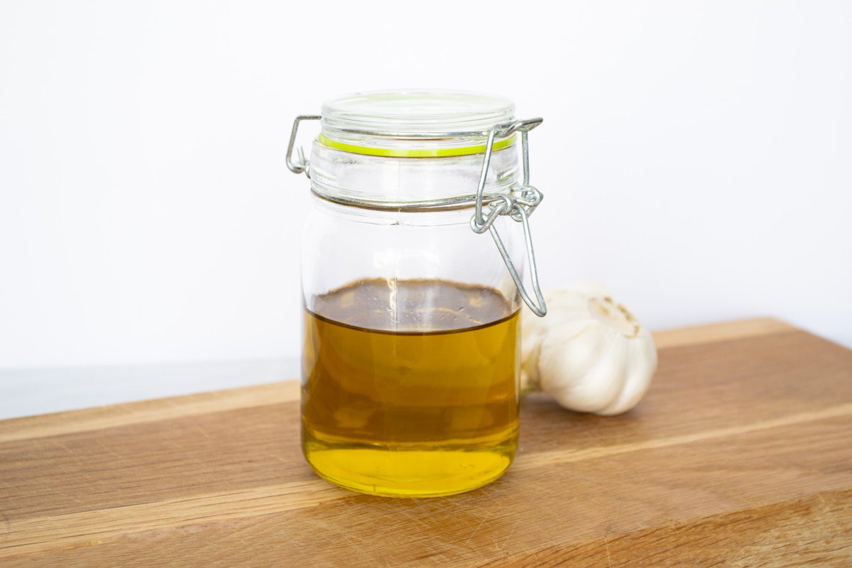 AndreaHardyRD's tweet photo. If you're on the Low FODMAP diet for IBS check out this recipe for easy homemade garlic-infused oil. It's a staple to have in your home, it’s packed full of garlic flavour, but without the FODMAPs!  https://t.co/JOHpwdAzC5 https://t.co/48RwKK5cCK