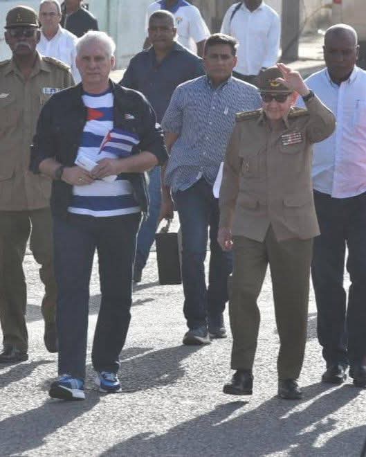 MinfarC's tweet photo. #UnidosXCuba el General de Ejército Raúl Castro Ruz encabezó la marcha en La Habana.
No más bloqueo para Cuba.
Cuba no es terroristas, quítenla de la lista. https://t.co/FuKT3az9p2
