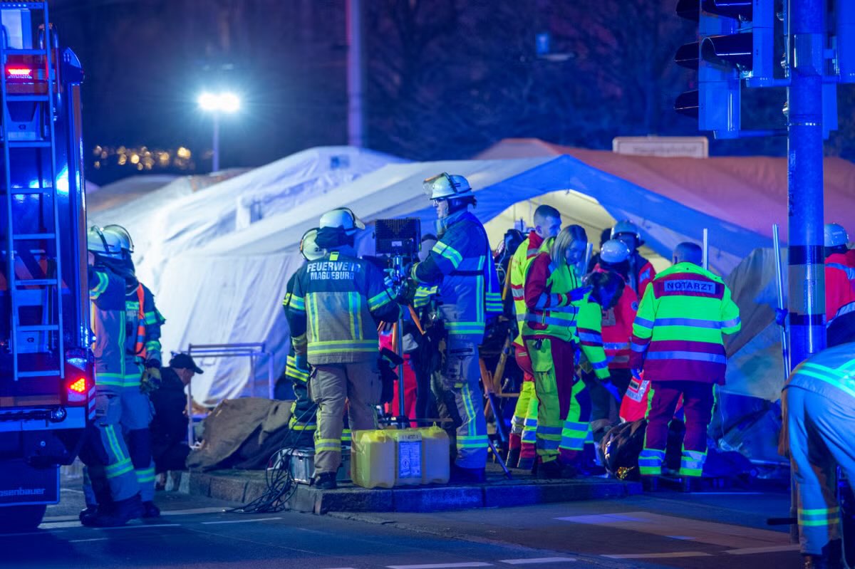 AfonsoJFG's tweet photo. 34 mortos.

Crianças de 6 e 11 anos entre eles.

Hoje foi em Magdeburgo, amanhã pode ser em Lisboa ou em Madrid.
Vidas estão em risco.

➡️ Chega de brincar com o nosso futuro.

REMIGRAÇÃO já https://t.co/FeqFDX6Qik