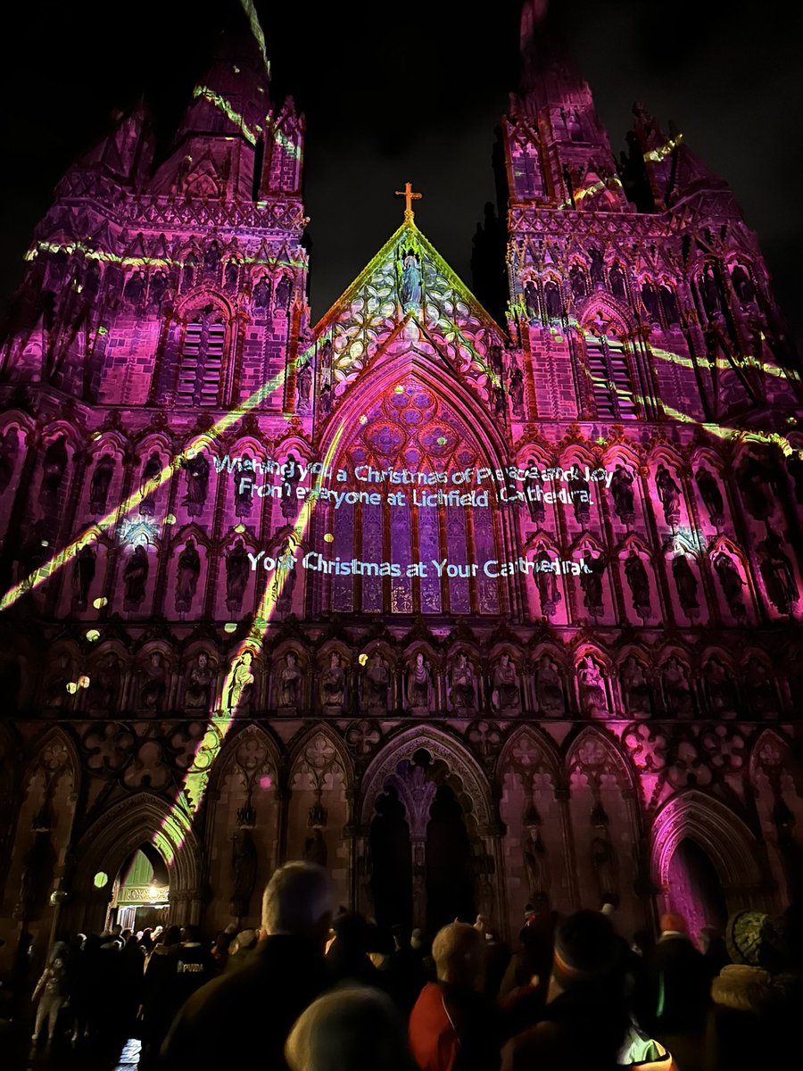 Lovely Christmassy evening <a href="/LichfieldCath/">Lichfield Cathedral</a> #lightshow #christmastrees 🎄