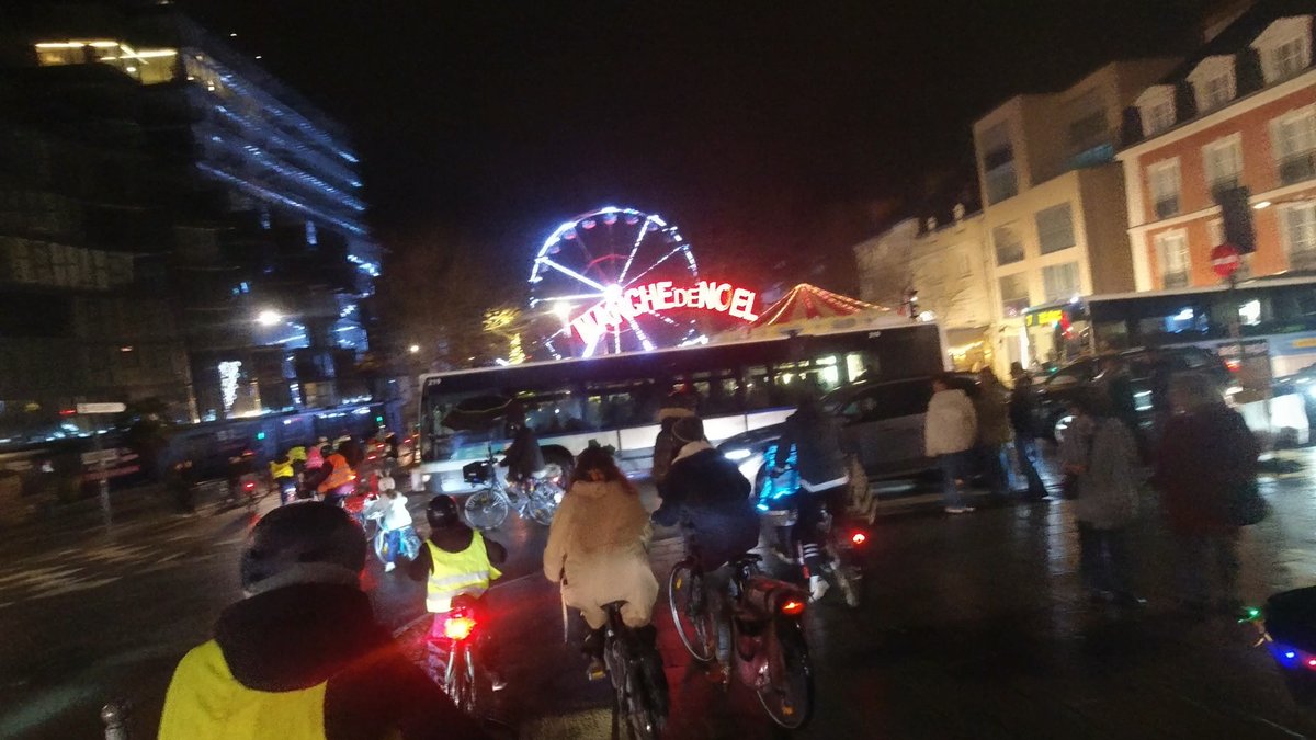 Roazhon Buan💨 (@rzhbuan) on Twitter photo Aujourd'hui c'était la ballade de Noël de la petite rennes.
Manifestation déclarée comme chaque année.
Pas de policier pour escorter cette année donc un chauffard de <a href="/STARmeparle/">⭐ STAR me parle ⭐</a> décide de forcer le passer à travers la foule.
Surtout ne changez rien <a href="/keolisrennes/">Keolis Rennes</a> Aujourd'hui c'était la ballade de Noël de la petite rennes.
Manifestation déclarée comme chaque année.
Pas de policier pour escorter cette année donc un chauffard de <a href="/STARmeparle/">⭐ STAR me parle ⭐</a> décide de forcer le passer à travers la foule.
Surtout ne changez rien <a href="/keolisrennes/">Keolis Rennes</a>