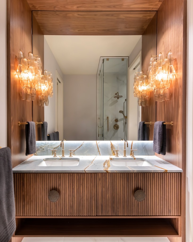 mkldesignstudio's tweet image. Sleek wood + striking marble + golden glow = a bathroom that shines. ✨ 
•⁠
•⁠
•⁠
Builder: @yourcustomhomeinc 
Design &amp;amp; Interiors: @mkldesignstudio 

#MKLDesignStudio #CustomHomes #MKLInteriors #Luxury #BathroomGoals #DesignInspiration #InteriorDesign #BathroomInspo