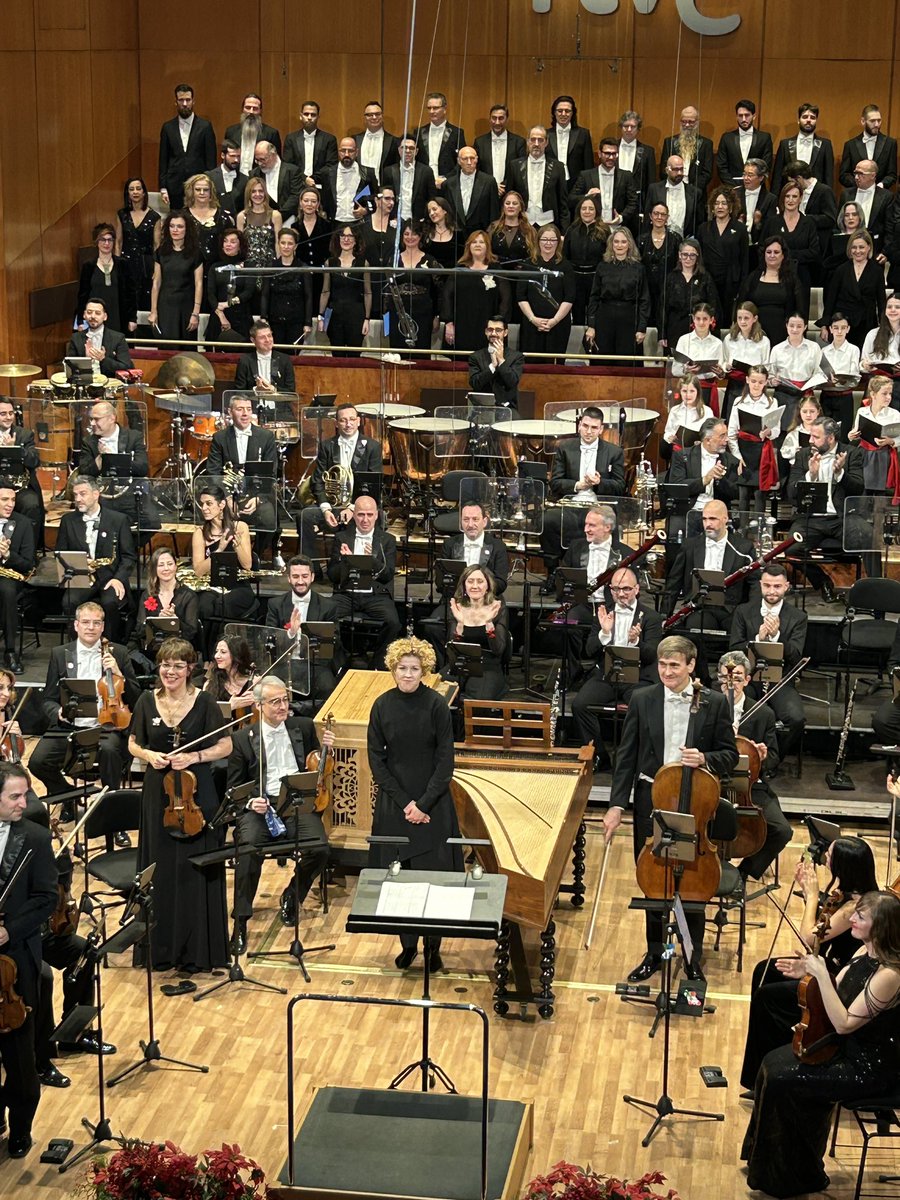 Magnífico Concierto de Navidad este viernes 20 de diciembre con <a href="/OCRTVE/">Orquesta y Coro RTVE</a> bajo la batuta de la directora polaca Barbara Dragan. Durante hora y media el Teatro Monumental se ha llenado de la magia de estas fiestas. Este concierto se emitirá el 25 de diciembre a las 12:30H en La 2.