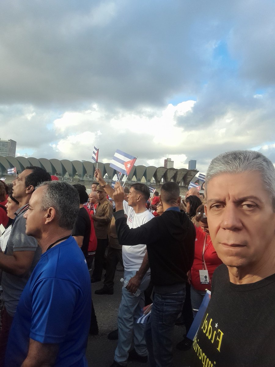 Me acaban de preguntar cómo quedó la marcha de los capitalinos contra el bloqueo imperial y la inclusión de la Patria en la lista de "patrocinadores del terrorismo". Mi respuesta fue rápida y precisa, la marcha demostró que venga quien venga, aquí no se rinde nadie
#MarchoPorCuba