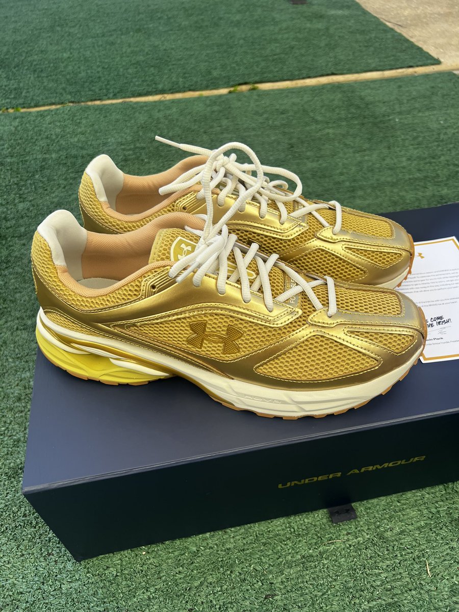 nicekicks's tweet photo. Every Notre Dame football player received a special Under Armour care package to celebrate their College Football Playoff berth 🏆 https://t.co/UBTrrbgGFC