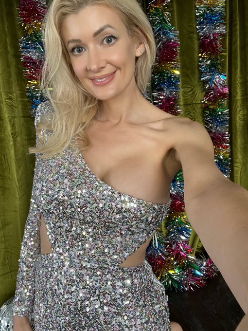 Happy New Years! Now send me a kiss  #NYE  #2025 https://t.co/MjArmPeewY