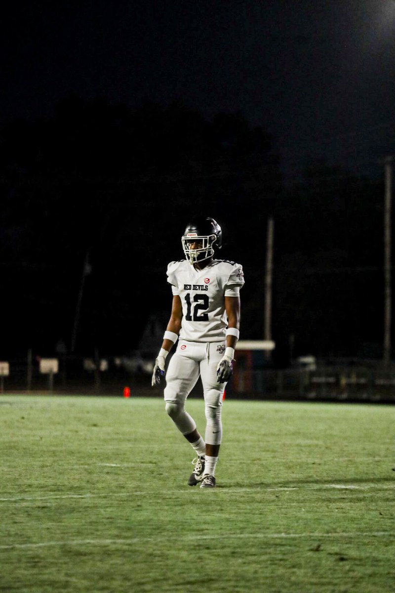 ALL GLORY TO GOD✝️CB|WR|ATH
I DO IT ALL!! Senior season tape⬇️
(hudl.com/v/2QiUdG) 
 
15 Td’s 
3 INT 
8 PBU’s 
4 FF
45 tackles (38 solo tackles)
4 catches Allowed
1205 APY’S

1 D1 OFFER

1st team All City, All District and All State
