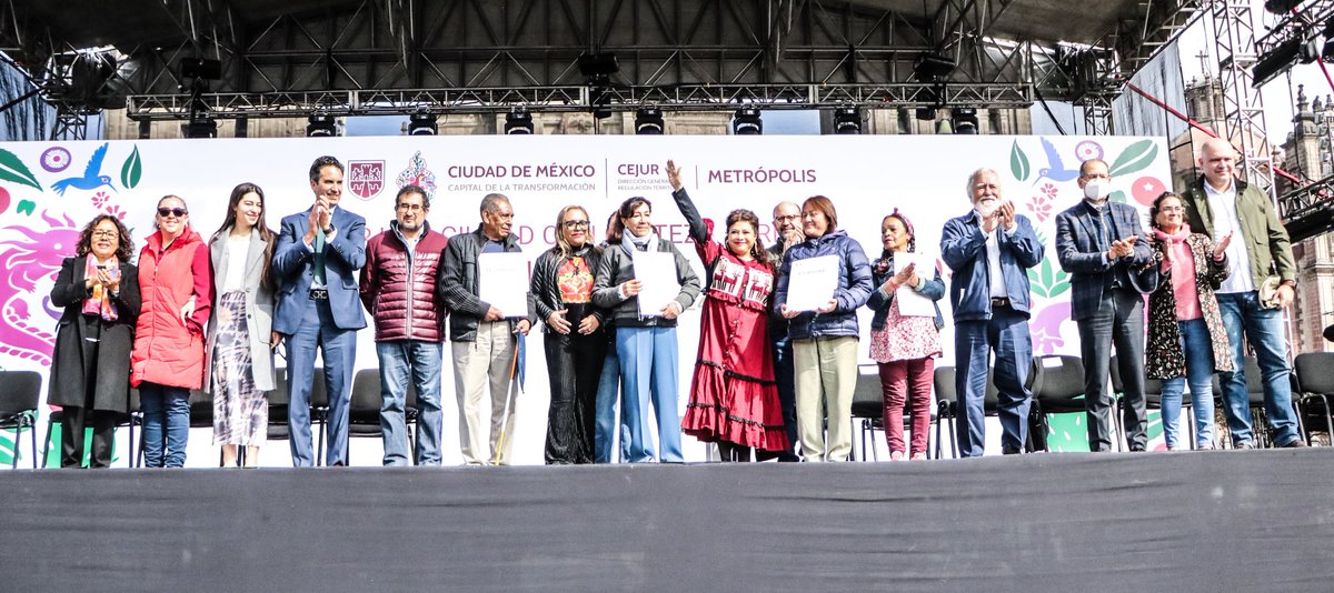 Ines_GONI's tweet photo. Fue un honor acompañar a nuestra #JefaDeGobierno, @ClaraBrugadaM, a la entrega de escrituras y testamentos a 6 mil personas beneficiarias de las 16 alcaldías de la Ciudad de México, con la finalidad de brindar certeza jurídica y tranquilidad a las familias de esta #CapitalDeLaTransformación.

Además, señaló que el próximo año arrancará un programa que dará un gran avance para la escrituración en la Ciudad de México.

Fue un acto de justicia social, donde el @GobCDMX refrendó su compromiso con los que menos tienen, al apoyarles a proteger su patrimonio familiar.

¡Estamos construyendo una #CiudadConCertezaJurídica! ⚖️
#ClaraJefaDeGobierno