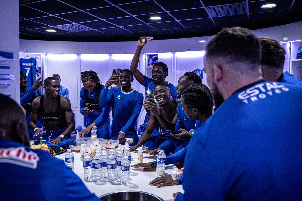 𝐅𝐢𝐞𝐫𝐬 𝐝'𝐞̂𝐭𝐫𝐞 𝐓𝐫𝐨𝐲𝐞𝐧𝐬 💙

Une victoire pour conclure l'année, à la maison. Nous vous souhaitons de belles fêtes à tous. Prenez soin de vos proches ! 🫂🥰

 Merci pour votre soutien. 😍

#TeamESTAC 🔵⚪️