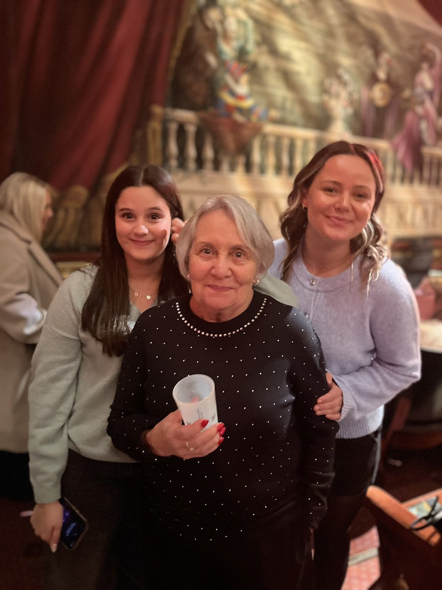 17 years of Panto <a href="/SheffieldLyceum/">SheffieldLyceum</a> watching the amazing <a href="/djwilliamsact/">Damian Williams</a> and Snow White didn’t disappoint. One of the best ever! Always the best way to start Christmas 🎄