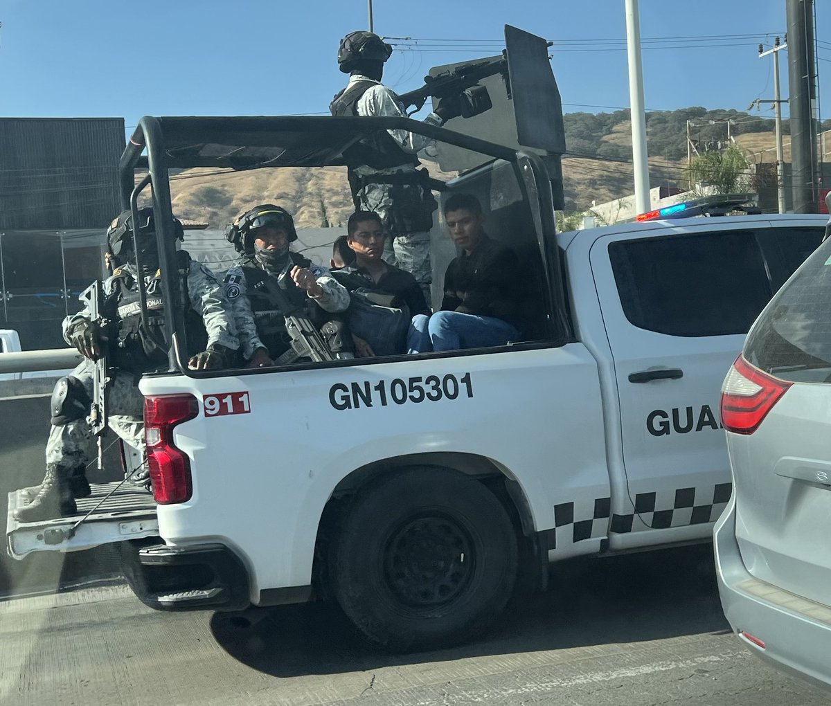 carma201's tweet photo. @Trafico_ZMG Pregunta: ¿es normal que transporten civiles en vehículos de la @GN_MEXICO_ ?
Estas personas no parece que vayan en calidad de detenidos.. https://t.co/Nec74xwbNt