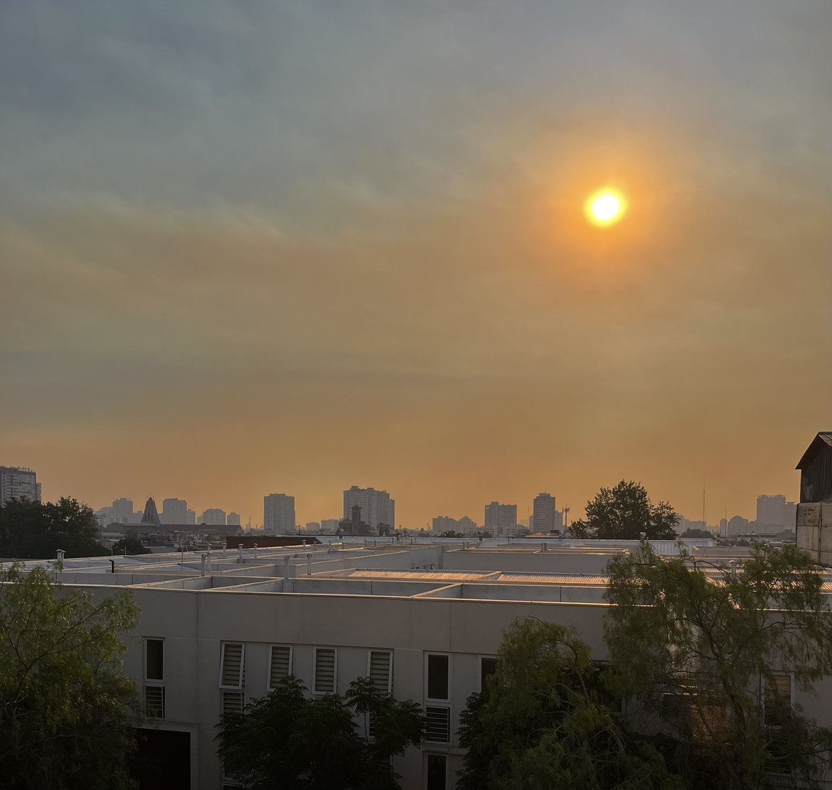 MileyCyrusSway's tweet photo. Límite entre Ñuñoa, Santiago y Providencia en este momento. Irrespirable y en las noticias nadie dice nada #IncendioForestal https://t.co/RSLoKahP4N