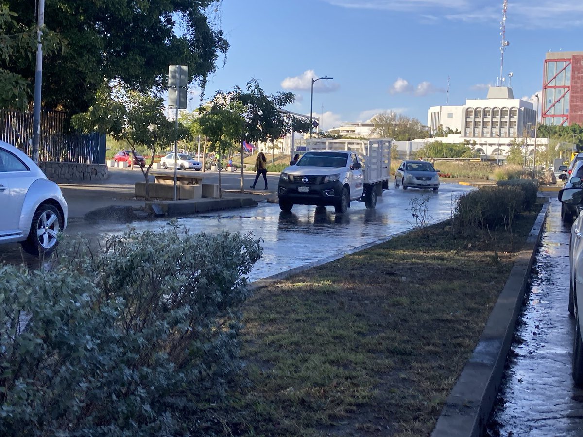 camachovader's tweet photo. Más de una semana impresionante desperdicio de agua, desde una fuga del jardín de la glorieta de la Normal y qué causa encharcamientos sobre avenida Alcalde @siapagdl @GuadalajaraAyto ento https://t.co/Fyz1UTHeDe