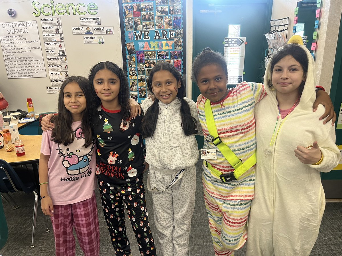 CampanarosClass's tweet photo. Holiday party day! We enjoyed pajamas, pancakes and hot chocolate 💚❤️@HCPSForestHills https://t.co/CxXPpkDiZP