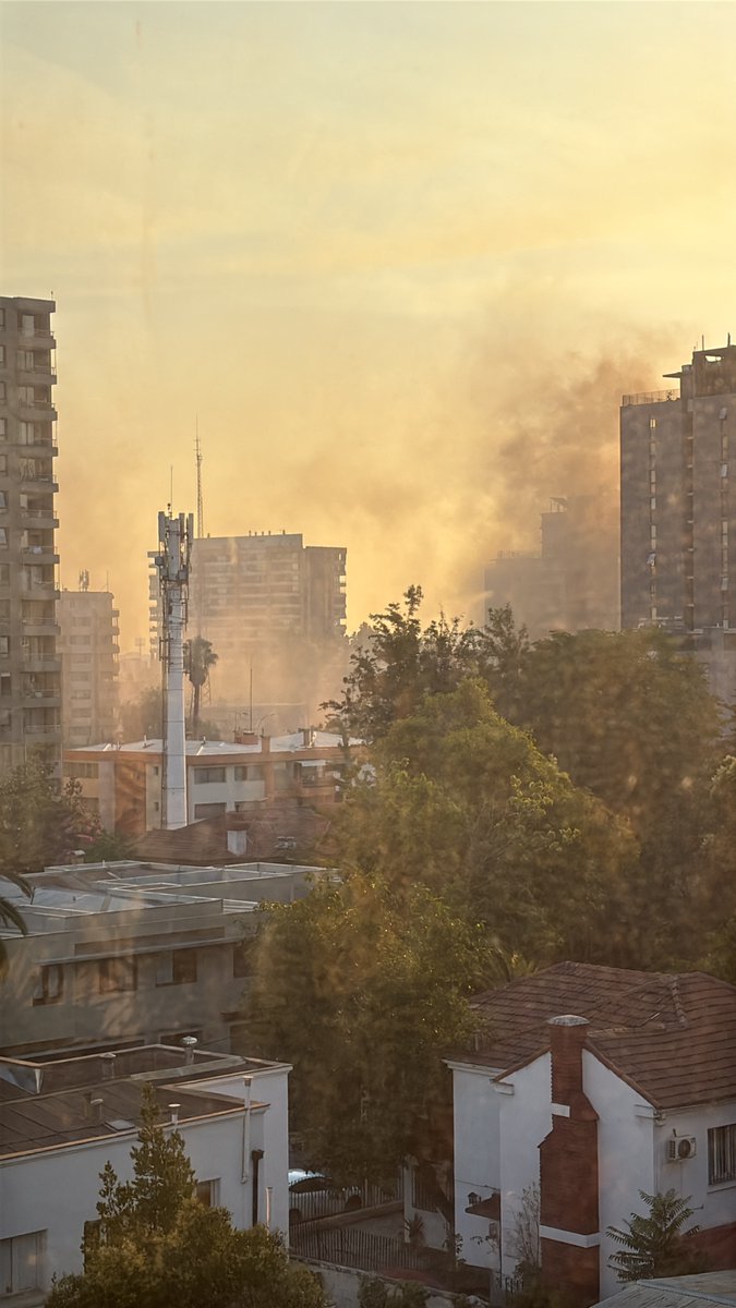 javi_aguilo's tweet photo. Incendio edificio José Pedro Alessandri con Irarrazabal, Ñuñoa. @cbnunoa132 https://t.co/4SjYyWYFHl