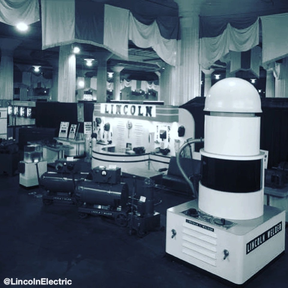 LincolnElectric's tweet image. Flashback Friday® - The Lincoln Electric exhibit at the National Metal Show, held at the Public Auditorium in Cleveland, OH, Oct. 20-25, 1940. 

#FlashbackFriday #WeldRed