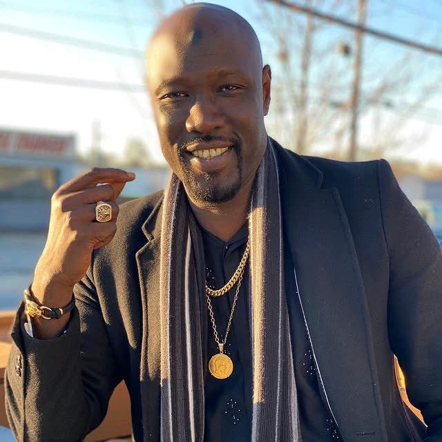 dakar_star's tweet photo. JoJO meussoul peuvre cthi série yi et il revient tjour de l’étranger bizarrement 🤧😂 https://t.co/J0nHqnbhBP