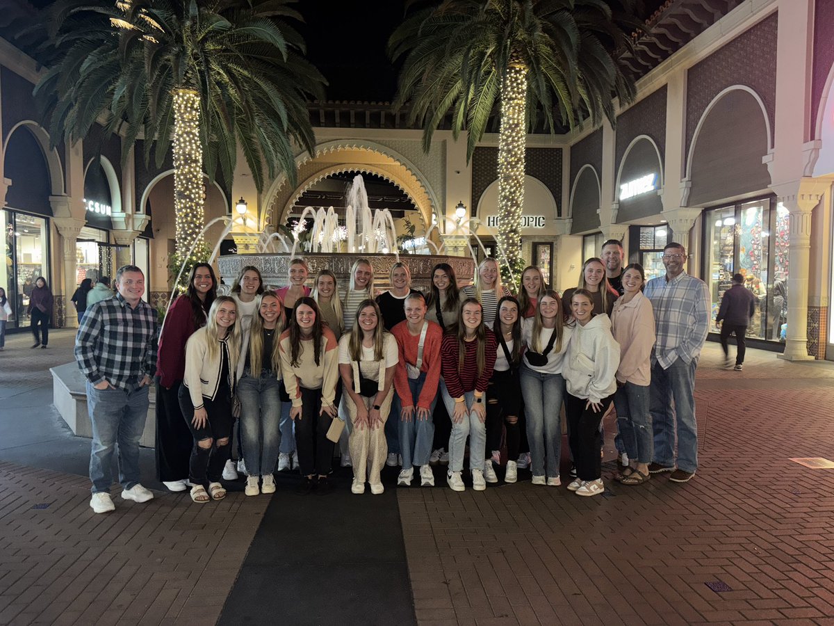 DordtWBB's tweet photo. We had the best time in California! 2 wins, lots of sunshine, and a whole lot of great memories! 😊 https://t.co/rF5wozo4xh