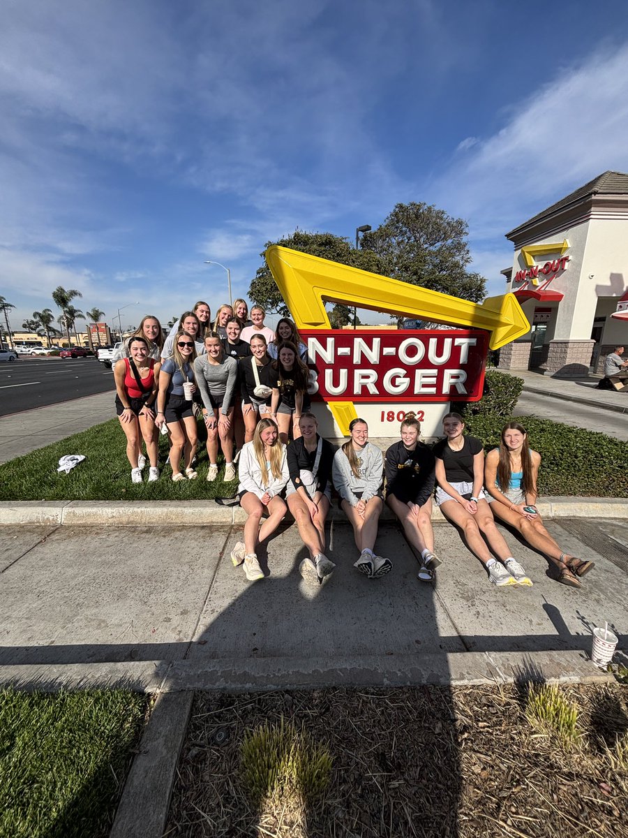 DordtWBB's tweet photo. We had the best time in California! 2 wins, lots of sunshine, and a whole lot of great memories! 😊 https://t.co/rF5wozo4xh