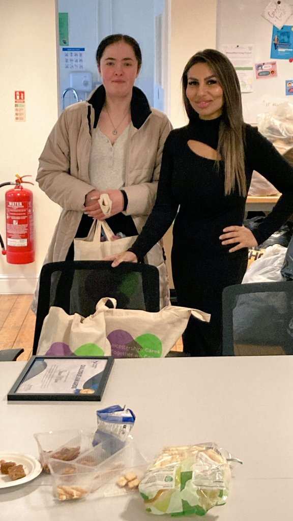 neetusquire1's tweet image. Giving some #BagsOfHope to our youth. This is what it's all about making a difference.. ❣️