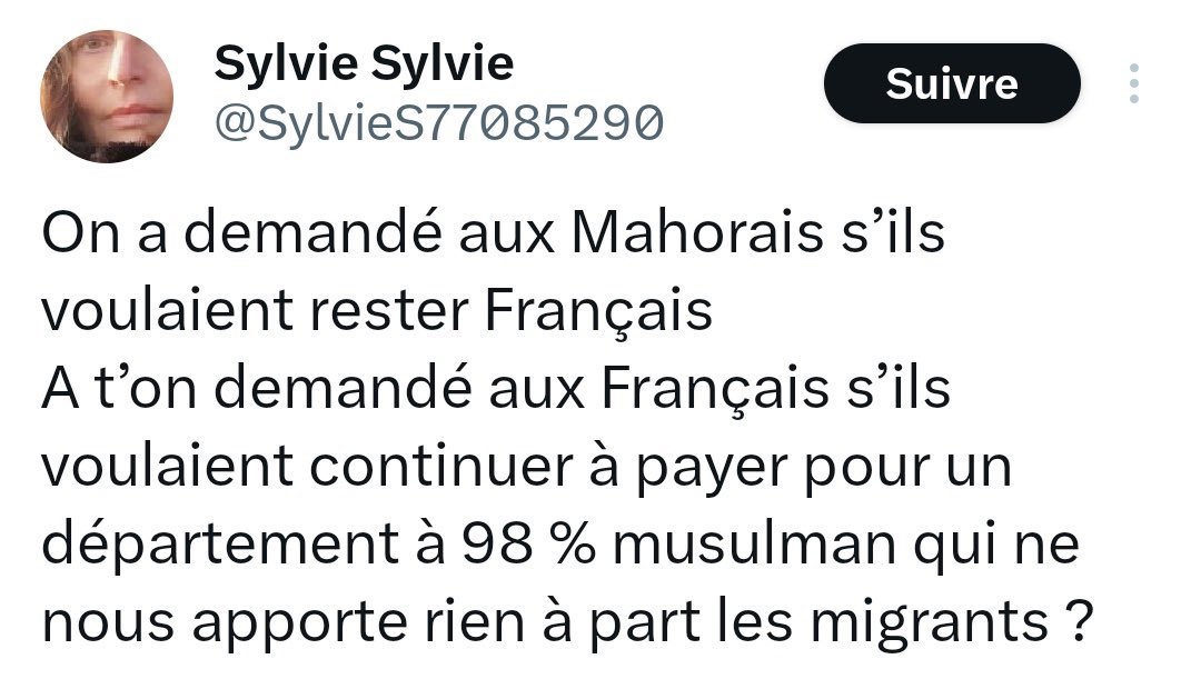 DrJeromeMarty's tweet photo. Il y a quelque chose de physique qui se passe quand vous lisez un tel twit, ça vous salit, cette deshumanité vous touche en ce qu’elle montre tellement la noirceur de l’homme, qu’il fait un peu plus sombre.
50 % de la population de #Mayotte ce sont des enfants…
50% des corps qui pourrissent sous les taules sont des corps d’enfants…La communauté de souffrance de #Mayotte ne mérite pas ça