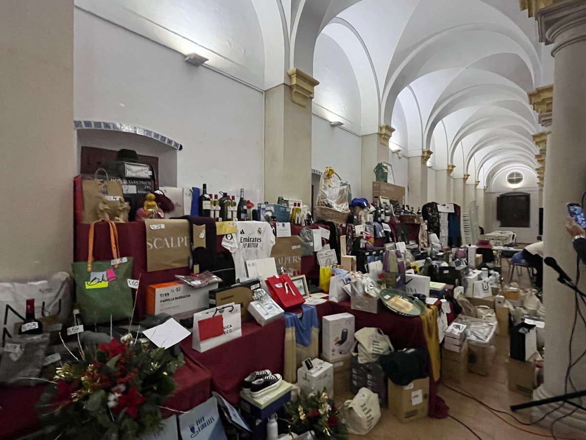 HdadGranPoder's tweet photo. Todo dispuesto con la mayor ilusión para celebrar este sábado a partir de las 12h la XVIII Rifa de Navidad de la Bolsa del Gran Poder.
Os animamos a disfrutar de este día agradeciendo, de antemano, la gran labor de nuestros queridos hermanos.
#GranPoder2024 https://t.co/P6ZjmJ3XeN