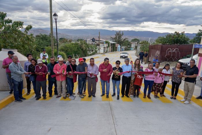 Inaugura Neri obras de impacto en la Agencia de Trinidad de Viguera 
Oaxaca de Juárez, Oax., 20 de diciembre de 2024.- En una muestra del compromiso con el
desarrollo y bienestar de la ciudadanía, el presidente municipal, Francisco Martínez Neri,
inauguró dos importantes obras de