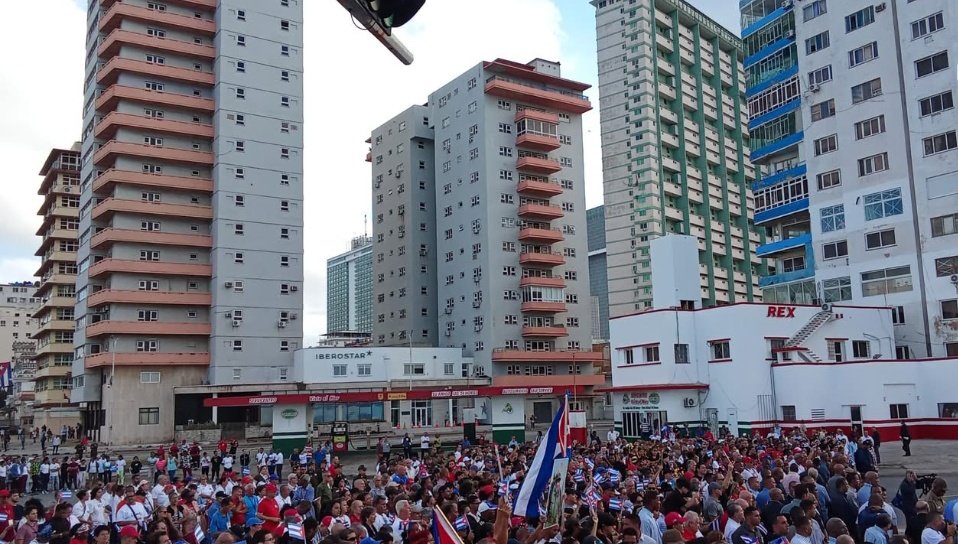 ¡¡¡Cómo no vamos a sentir orgullo de ser cubanos!!! 
¿Quieres hablar de democracia?
¿Dime algo de esta marcha de más de un millón de gente? ¿Obligada?
¡¡¡No jodas!!!
#TumbaElBloqueo