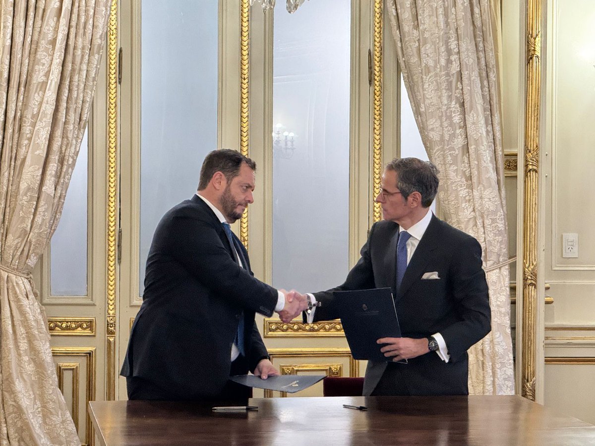 rafaelmgrossi's tweet photo. Pleased to sign an agreement today in Buenos Aires with @dreidel1, following President @jmilei’s announcement of Argentina’s nuclear plan. This partnership will expand @IAEAorg and 🇦🇷 Argentina’s collaboration on #SMRs to meet the energy demands of data centers &amp; AI applications. https://t.co/hRZ12ohzan