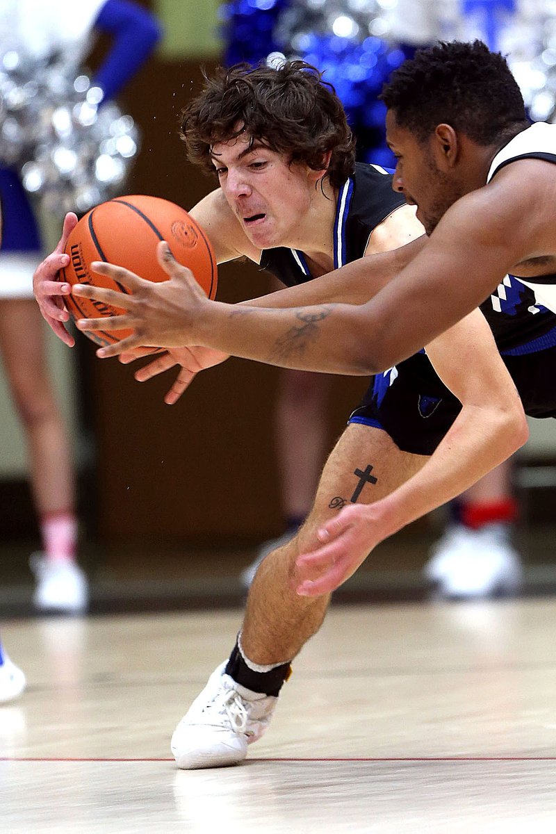 TimBathKT's tweet image. Logansport vs Tipton Friday night. More photos at: pharostribune.com/gallery/collec…