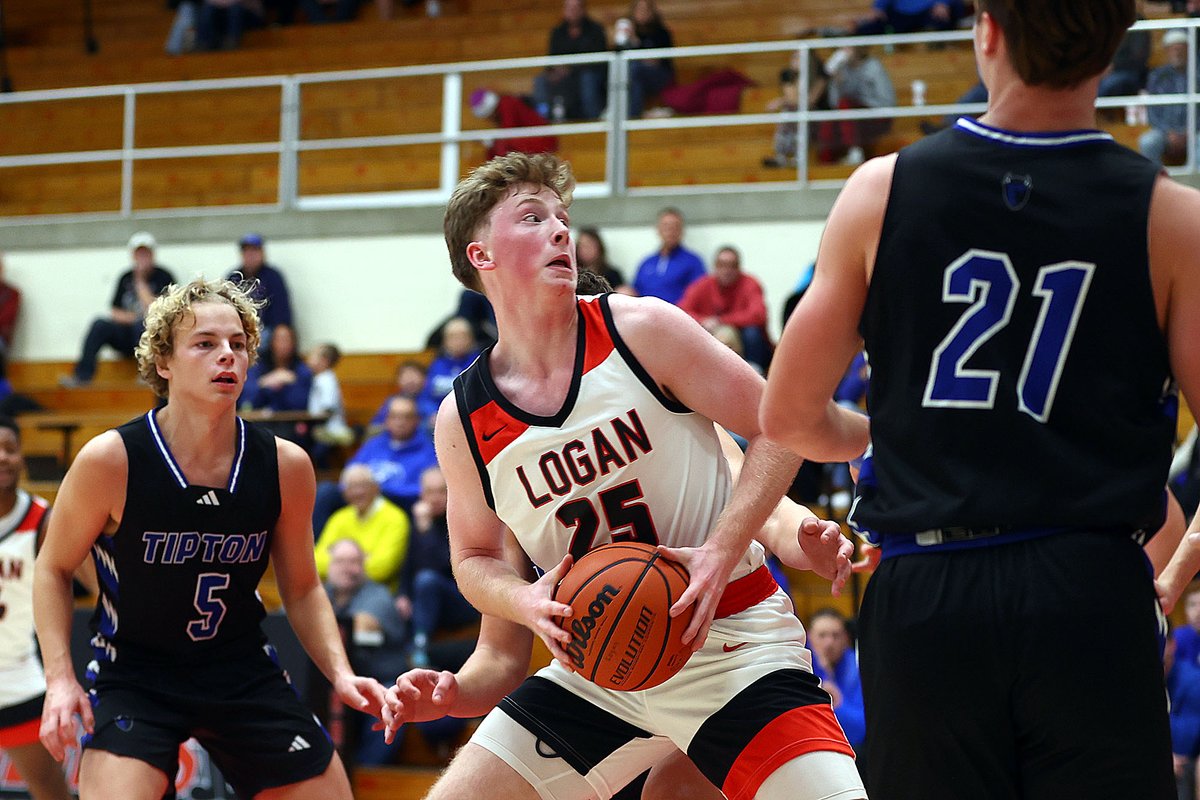 TimBathKT's tweet image. Logansport vs Tipton Friday night. More photos at: pharostribune.com/gallery/collec…