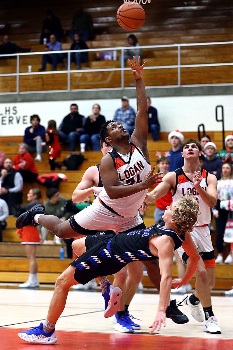 TimBathKT's tweet image. Logansport vs Tipton Friday night. More photos at: pharostribune.com/gallery/collec…