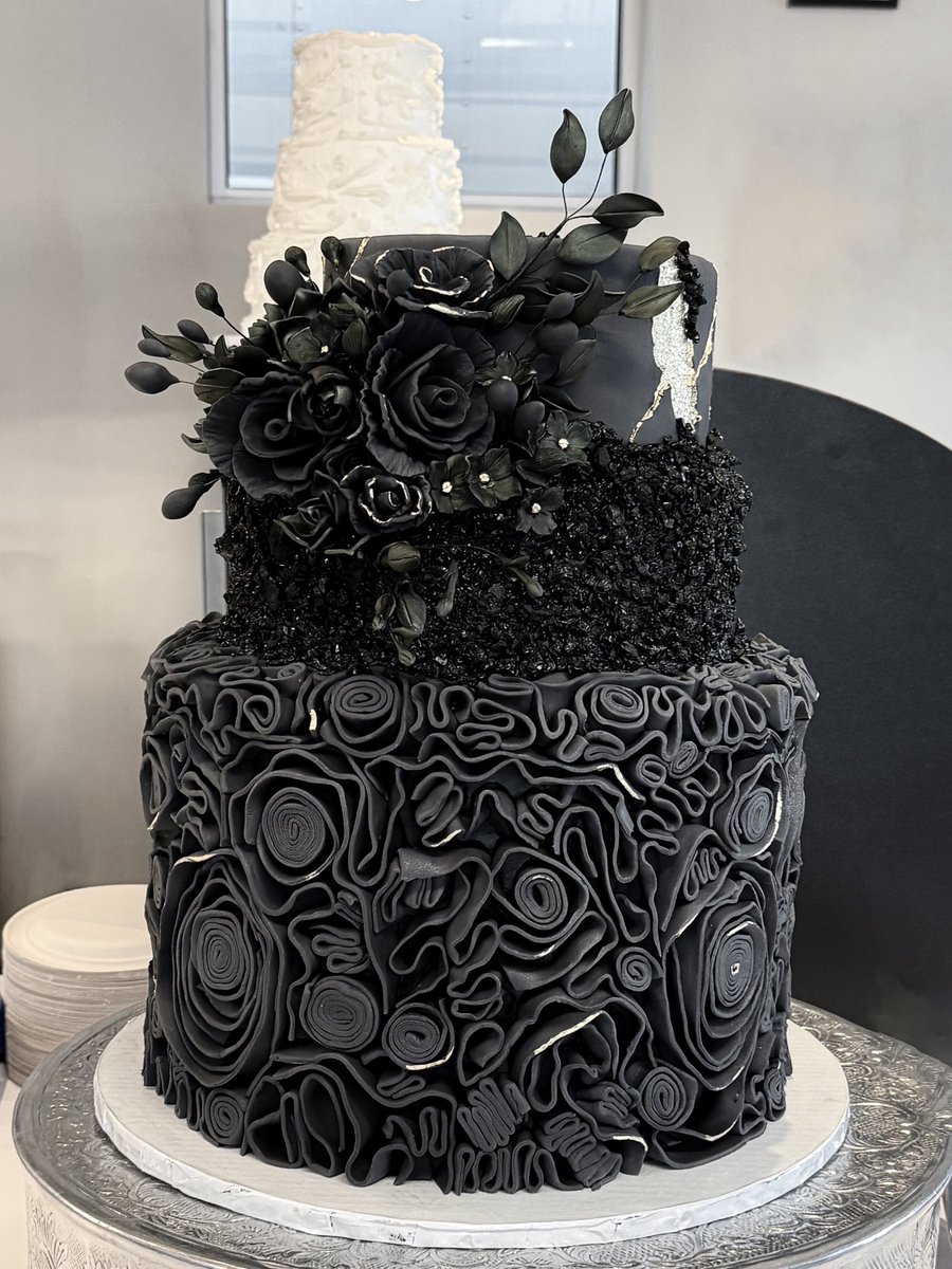 내가 만든 케이크랑 매니저가 만든 케이크 거의 천사와 악마 수준임ㅋㅋㅋㅋ 추구미 정반대…!!