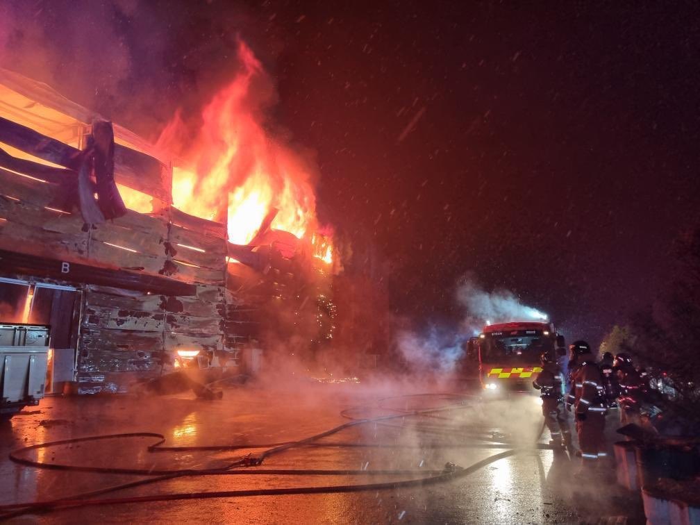 넷플릭스 드라마 ‘동궁’ 연천군 세트장 화재로 전소 naver.me/x4FLCR0l

소방 당국은 대응 1단계를 발령하고 약 2시간 만에 진화 작업을 완료했다. 이 불로 3천655㎡ 규모 세트장 건물 1동과 조명기기 등이 불탔다. 불이 났을 당시 세트장에 사람이 없어 인명 피해는 없는 것으로 파악됐다.