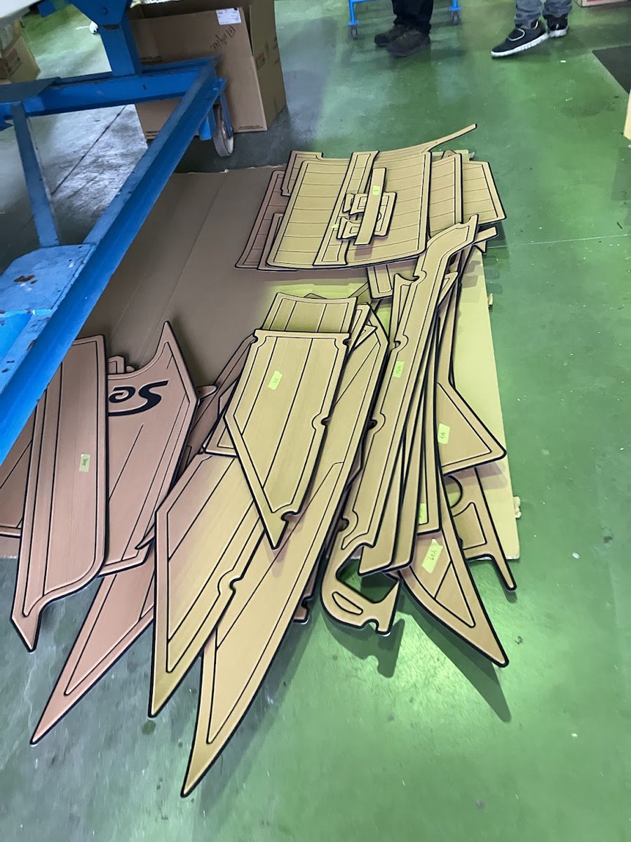 daiichimarine's tweet photo. 納艇を控え最終のSeaDekの取付作業！
これが完了するといよいよお客さまへの
お引き渡しです！
楽しみにしてくださ～い！

#SeaDek　
#リーガーマリン　
#YFR27　
#マット　
#クッション https://t.co/DX9nYyGXU2