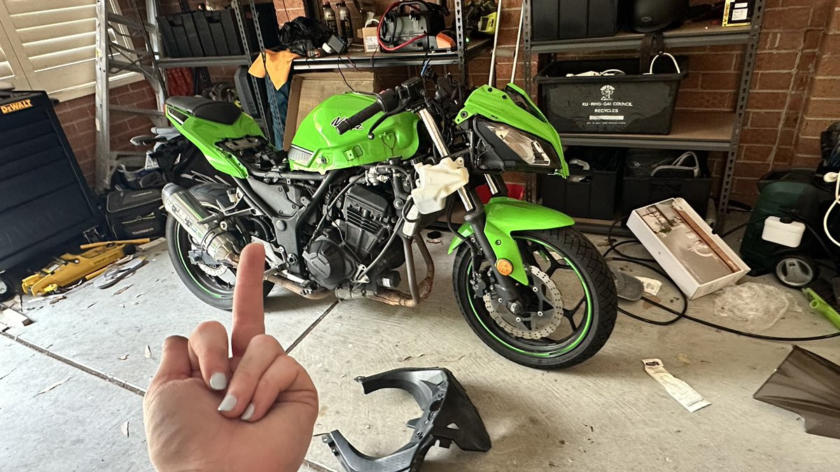 TaylorMorganS_'s tweet image. I’ll give infinite feet pics to anyone who can put my bike back together