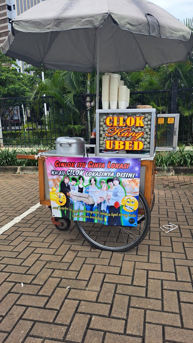 STAYUnionINA's tweet photo. Snack on wheels bersama UMKM sekitaran GBK udah siap menanti Stay 🥳 https://t.co/8uPzEsZrkb