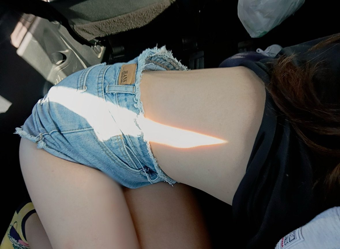 JenniferHi10075's tweet photo. 行儀悪い？
車の中でするの狭い笑

#いいねでDM https://t.co/A06TRnRRT3