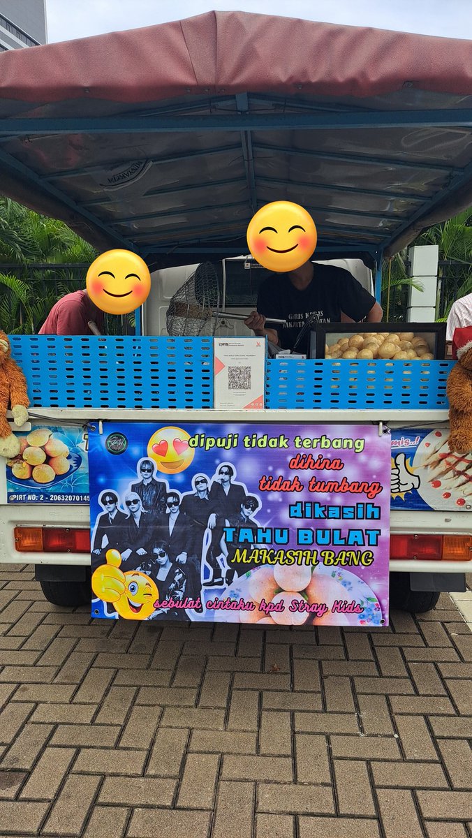 STAYUnionINA's tweet photo. Snack on wheels bersama UMKM sekitaran GBK udah siap menanti Stay 🥳 https://t.co/8uPzEsZrkb