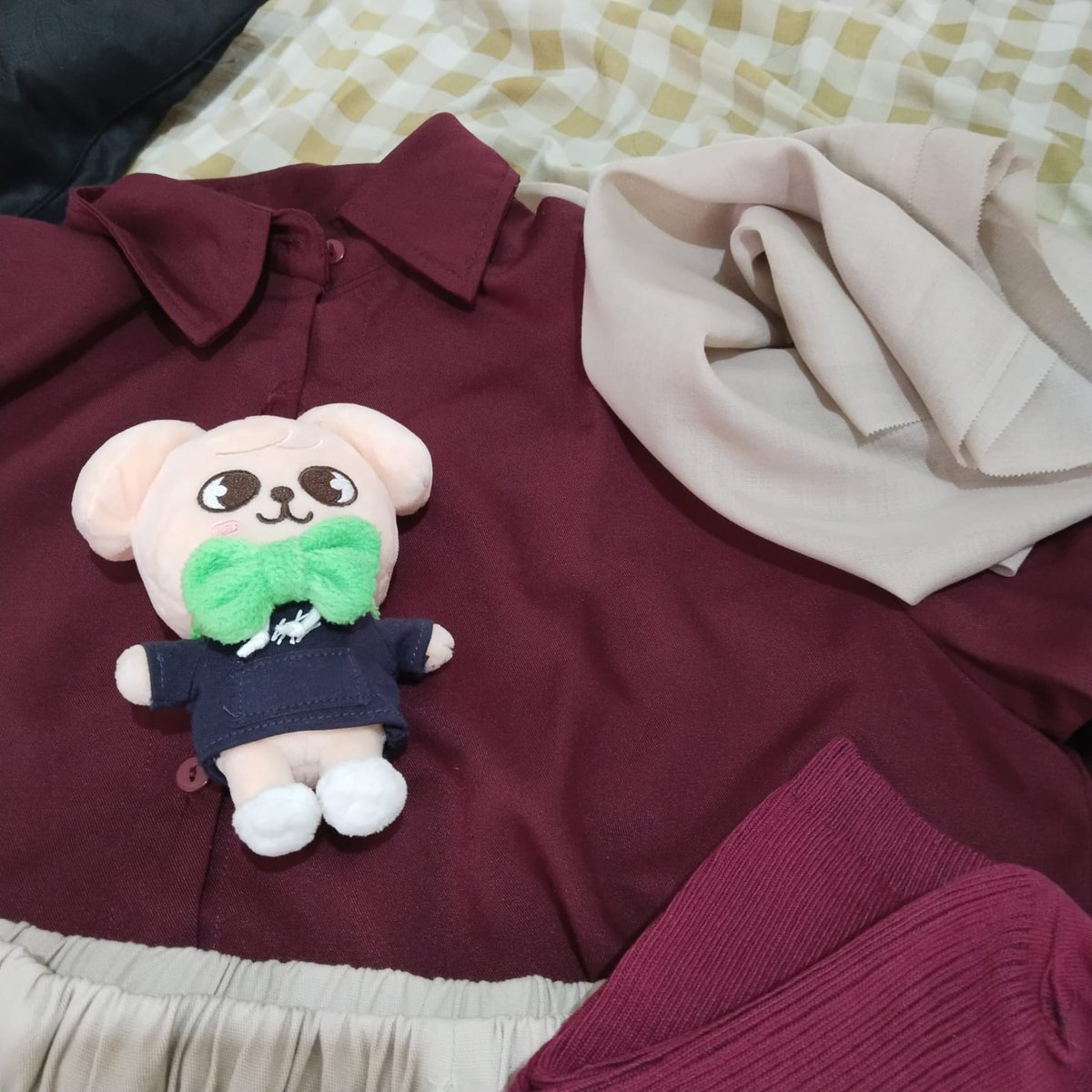 craftobits's tweet photo. Aku nyampe sana jam 2 an yaa pakai baju maroon, rok dan jilbab krem membawa PuppyM dan totebag kuning. Nanti kalau ketemu aku langsung samperin aja 🙌 (lokasi tepatnya nanti aku update lagi) https://t.co/QXYJfuQ9Nw