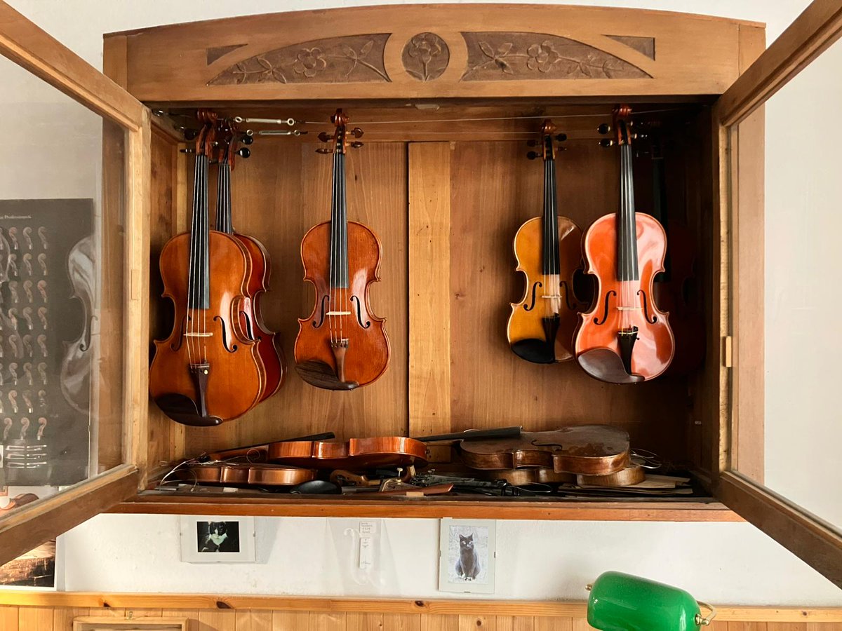 JeFCourtes's tweet photo. Merci à l'istituto internazionale stradivari de #Cremone de nous avoir si bien reçu. Les élèves ont pu toucher du doigt le métier de luthier après avoir visité la botega de @PhDevanneaux. https://t.co/bmyjt5wJh4