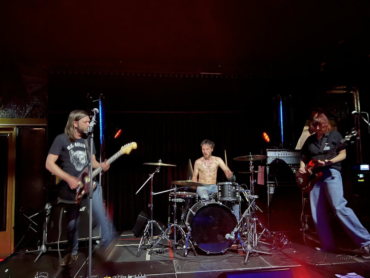 Hij rockte het hoor. Zo trots op m’n allerbeste 🤍 en op de rest van de band, wat goehoed!!