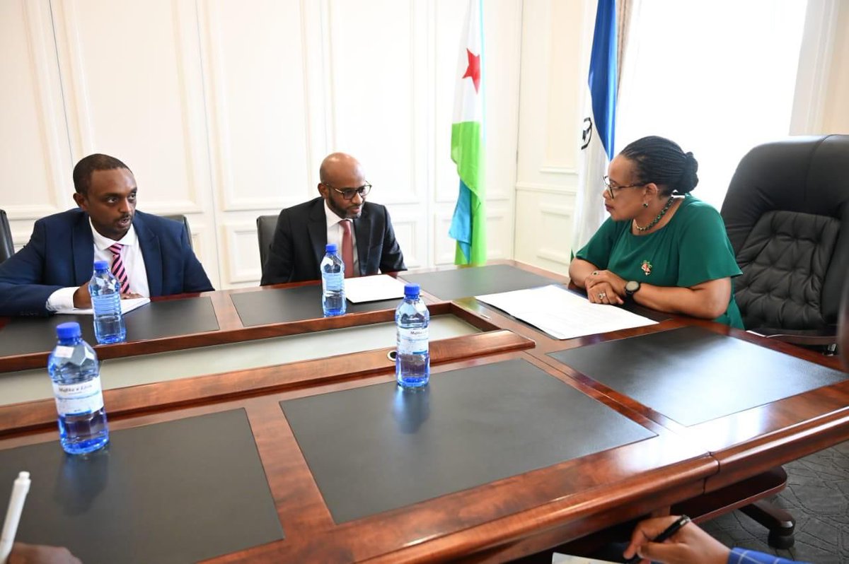 EybeAbdi's tweet photo. In the framework of our electoral campaign, the Minister of Environment and Sustainable Development S.E.M Mohamed Abdoulkader Moussa, Special Envoy of the President of the Republic H.E.M ISMAIL OMAR GUELLEH, has been received on the 18th December 2024 by the interim Prime Minister and  Head of the Government of the Kingdom of Lesotho H.E.Mrs Justice Nthomeng MAJARA during which he delivered to her a written message of the Djiboutian President to the King LETSIE III of Lesotho requesting his support to the candidature of our Minister of Foreign Affairs and International Cooperation H.E.M Mahmoud Ali Youssouf for the position of the Chairperson of the African Union Commission.
@ymahmoudali